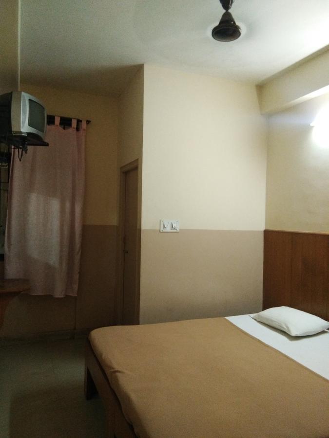 Veekay Tourist Home Бангалор Екстериор снимка